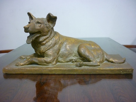 シェパード犬のブロンズ像